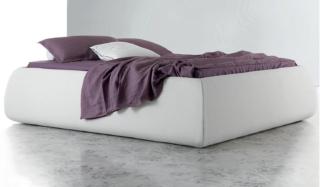 Il letto sommier alto Tequila in vendita su diotti.com è dotato di un capiente contenitore che permette di riporre coperte e piumoni durante la bella stagione, ma non solo... L'alto giroletto è  rivestito in tessuto sfoderabile bianco, ma è disponibile anche in pelle o in ecopelle. Misura L 189 x P 227 x H  52 cm. Prezzo a partire da 1.535,94 euro. www.diotti.com