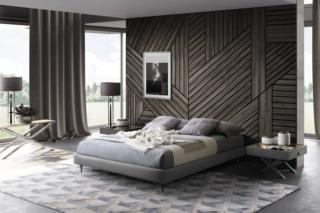 Il letto Sommier della collezione Atelier di La Casa Moderna è caratterizzato da un giroletto con il rivestimento disponibile in tante varianti diverse, tutte completamente sfoderabili: tessuto, texil o ecopelle. I piedini sono disponibili in metallo o in legno, con finiture e misure differenti; è dotato di rete a dogh
e in legno. Misura L 174 x P 216 x H 36 cm. Prezzo a partire da 580 euro (escluso materasso). www.lacasamoderna.com