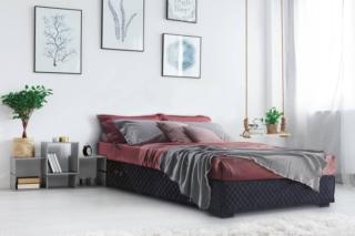 Un giroletto elegantemente trapuntato per il modello Devon sommier di Milano Bedding che èin grado di calamitare l'attenzione grazie alla sua colorazione scura. Inoltre è dotato del box contenitore Komodo, un pratico sistema che solleva rete e materasso e permette di rifare il letto senza fatica. Il rivestimento è completamente sfoderabile e lavabile a secco. Misura L 162 x P 205 x H 37 cm. Prezzo 3.155 euro. www.milanobedding.it