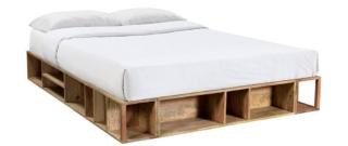 Sono presenti numerose nicchie e vani nella struttura di Dumy di Miliboo, il sommier in legno massello di mango, con venature marcate,  che lo rende “caldo” e piacevole al tatto. Permette di organizzare al meglio lo spazio in camera da letto e di avere a portata di mano libri e oggetti. Misura L 160 x P 200 x H 26 cm. Prezzo 819,99 euro. www.miliboo.it