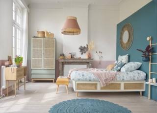 Il letto Suzelle di Maisons du monde è dotato di rete a doghe e di sei cassetti nella parte inferiore rivestiti in rattan incannucciato. Le gambe coniche sono realizzate in legno chiaro. Misura L 160 x P 200 x H 45 cm. Prezzo 499 euro. www.maisonsdumonde.com