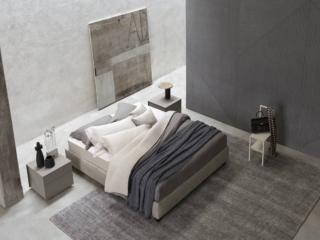 Un design lineare e essenziale per il modello Sommier di Flou caratterizzato da un rivestimento in tessuto, facilmente e completamente sfoderabile. Misura L 177 x P 207 x H 36 cm. Prezzo 1.365 euro (materasso e biancheria esclusi). www.flou.it