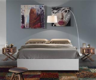 Il letto Sommier di Duzzle in similpelle bianca è dotato di un capiente contenitore e poggia su quattro piedini. É disponibile  rivestito in microfibra o in tessuto tramato idrorepellente e può essere dotato di ruote girevoli opzionali. Misura L 171 x P 205 x H 37 cm. Prezzo 499 euro. www.duzzle.it