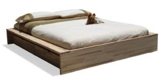 Il letto salvaspazio Comodo di Cinius ha la struttura in faggio lamellare naturale, disponibile in una serie di colorazioni a base d'acqua o olio, dotata di quattro pratici cassetti scorrevoli su ruote. Misura L 190 x P 205,5 x H 30 cm.  Prezzo 1.560 euro. www.cinius.com