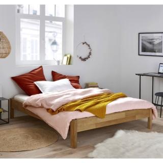 Il modello senza rete Zulda di La Redoute Interieurs ha la struttura in rovere massello oliato; il design essenziale lo rende un pezzo facile, senza tempo.  Misura L 170x P 210 x H 35 cm.  Prezzo 369 euro.  www.laredoute.com