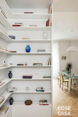 libreria slim nell'ingresso