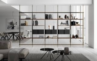 La libreria Charlotte di Bontempi Casa è caratterizzata dal fissaggio a soffitto che permette di utilizzarla come una sorta di parete che divide lasciando filtrare la luce. La struttura è realizzata in acciaio laccato ottone anticato con dettagli decorativi nero opaco; i ripiani sono in legno impiallacciato noce e i contenitori sono in acciaio laccato nero opaco. Misura L 410 x P 34 x H 240 cm. Prezzo 9.839 euro + IVA. www.bontempi.it La libreria Charlotte di Bontempi Casa è caratterizzata dal fissaggio a soffitto che permette di utilizzarla come una sorta di parete che divide lasciando filtrare la luce. La struttura è realizzata in acciaio laccato ottone anticato con dettagli decorativi nero opaco; i ripiani sono in legno impiallacciato noce e i contenitori sono in acciaio laccato nero opaco. Misura L 410 x P 34 x H 240 cm. Prezzo 9.839 euro + IVA. www.bontempi.it