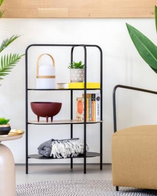 La mini libreria Virna di Kave Home trova posto praticamente ovunque grazie alle sue dimesnioni; inoltre il design essenziale permette di accostarla sia ad arredi contemporanei sia classici. Sono presenti tre ripiani sagomati, due in acciaio verniciato nero e uno in MDF con finitura naturale. Misura L 60 x P 30 x H 95 cm. Prezzo 169 euro www.kavehome.com La mini libreria Virna di Kave Home trova posto praticamente ovunque grazie alle sue dimesnioni; inoltre il design essenziale permette di accostarla sia ad arredi contemporanei sia classici. Sono presenti tre ripiani sagomati, due in acciaio verniciato nero e uno in MDF con finitura naturale. Misura L 60 x P 30 x H 95 cm. Prezzo 169 euro www.kavehome.com
