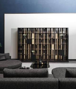 L'originale libreria modulare autoportante Hong Kong di Cantori, che può essere usata a parete sia centro stanza come parete divisoria, permette di personalizzare i singoli moduli con inserti di legno, che possono essere usati come mensola o come elemento decorativo, oppure con cubi contenitori. La base e i fianchi sono realizzati in legno multistrato impiallacciato frassino. Misura L 196 x P 35/50 x H 188 cm. Prezzo a partire da 12.230 euro. www.cantori.it L'originale libreria modulare autoportante Hong Kong di Cantori, che può essere usata a parete sia centro stanza come parete divisoria, permette di personalizzare i singoli moduli con inserti di legno, che possono essere usati come mensola o come elemento decorativo, oppure con cubi contenitori. La base e i fianchi sono realizzati in legno multistrato impiallacciato frassino. Misura L 196 x P 35/50 x H 188 cm. Prezzo a partire da 12.230 euro. www.cantori.it