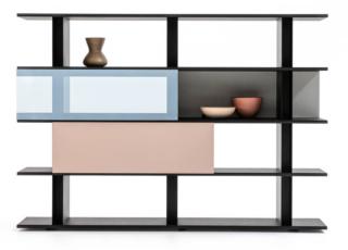 La libreria Frame-shift di Moroso, design Oscar e Gabriele Buratti, è composta da una struttura fatta di piani orizzontali che accoglie ante scorrevoli e schienali che si posizionano e si muovono a piacere, dando vita a vani chiusi e aperti. Può essere posizionata a parete o a centro stanza grazie ai panneli di chiusura che possono essere montati su entrambi i lati. I piani hanno una finitura in legno, i sottili profili sono in estruso di alluminio. I pannelli di chiusura sono in laccato lucido, bianco e nero, o matt o in vetro stop-sol silver. www.moroso.it La libreria Frame-shift di Moroso, design Oscar e Gabriele Buratti, è composta da una struttura fatta di piani orizzontali che accoglie ante scorrevoli e schienali che si posizionano e si muovono a piacere, dando vita a vani chiusi e aperti. Può essere posizionata a parete o a centro stanza grazie ai panneli di chiusura che possono essere montati su entrambi i lati. I piani hanno una finitura in legno, i sottili profili sono in estruso di alluminio. I pannelli di chiusura sono in laccato lucido, bianco e nero, o matt o in vetro stop-sol silver. www.moroso.it