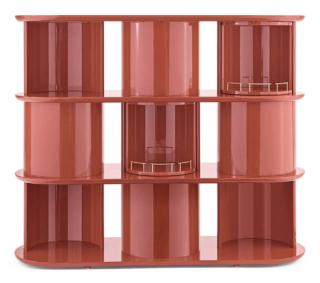 Il mobile contenitore Hide&Seek di Gallotti & Radice, design Pietro Russo, ha la struttura composta da una serie di ripiani intervallati da mezzi-cilindri con apertura bifacciale, in legno laccato lucido in una raffinata tonalità Rosso Persia. È impreziosita da dettagli in ottone satinato. Si tratta di un arredo scenografico, in grado di calamitare lo sguardo, anche vuoto. Misura L 150 x P 50 x H 85/125/165 cm. www.gallottiradice.it Il mobile contenitore Hide&Seek di Gallotti & Radice, design Pietro Russo, ha la struttura composta da una serie di ripiani intervallati da mezzi-cilindri con apertura bifacciale, in legno laccato lucido in una raffinata tonalità Rosso Persia. È impreziosita da dettagli in ottone satinato. Si tratta di un arredo scenografico, in grado di calamitare lo sguardo, anche vuoto. Misura L 150 x P 50 x H 85/125/165 cm. www.gallottiradice.it