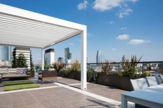 pergola bioclimatica Opera con lame frangisole orientabili e retraibili