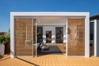 La pergola bioclimatica Pergospace R640 di BT Group è autoportante e ha la struttura, con un design essenziale  e moderno, realizzata in alluminio. Le lamelle orientabili per mezzo di un telecomando permettono di godere di una protezione parziale o totale dal sole, inoltre la perfetta climatizzazione permette di utilizzarla anche in caso di pioggia. Le finiture sono personalizzabili e vi è la possibilità di inserire luci led integrate e teli drappeggiati laterali o sistemi di chiusura in pvc trasparente. www.btgroup.it La pergola bioclimatica Pergospace R640 di BT Group è autoportante e ha la struttura, con un design essenziale  e moderno, realizzata in alluminio. Le lamelle orientabili per mezzo di un telecomando permettono di godere di una protezione parziale o totale dal sole, inoltre la perfetta climatizzazione permette di utilizzarla anche in caso di pioggia. Le finiture sono personalizzabili e vi è la possibilità di inserire luci led integrate e teli drappeggiati laterali o sistemi di chiusura in pvc trasparente. www.btgroup.it