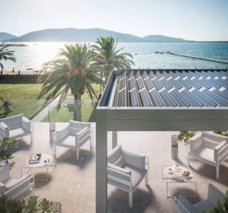 L'innovativa pergola bioclimatica fotovoltaica e-twist di Gibus grazie alla sua tecnologia hi-tech permette di godere dello spazio esterno tutelando il pianeta: si tratta di un modello energy che, per mezzo dei pannelli fotovoltaici appositamente progettati e perfettamente integrati nella struttura (sono installati sulle lame), è in grado di produrre energia elettrica sostenibile e rinnovabile, abbattendo i costi in bolletta. Inoltre è dotata del sistema di nebulizzazione di vapore Misting System e del brevetto Inner Guide che consente di integrare vetrate nei mesi più freschi o tessili ombreggianti in quelli più caldi. www.gibus.com L'innovativa pergola bioclimatica fotovoltaica e-twist di Gibus grazie alla sua tecnologia hi-tech permette di godere dello spazio esterno tutelando il pianeta: si tratta di un modello energy che, per mezzo dei pannelli fotovoltaici appositamente progettati e perfettamente integrati nella struttura (sono installati sulle lame), è in grado di produrre energia elettrica sostenibile e rinnovabile, abbattendo i costi in bolletta. Inoltre è dotata del sistema di nebulizzazione di vapore Misting System e del brevetto Inner Guide che consente di integrare vetrate nei mesi più freschi o tessili ombreggianti in quelli più caldi. www.gibus.com
