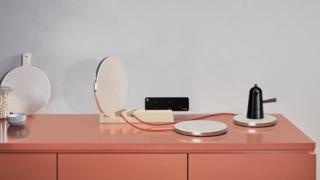 Il piano cottura brevettato Sorpresa di Fabita, design Adriano Design, è totalmente decostruito e privo di vincoli: è composto da una serie di sottili piani a forma di disco, di diametro differente, remotizzati e con un' interfaccia utente separato. Vengono gestiti tramite comando dedicato, via telefono o tablet in modo da poter gestire più piani in contemporanea. Quando non servono sono alloggiati su una base in legno (fino a un massimo di 6). www.fabita.it Il piano cottura brevettato Sorpresa di Fabita, design Adriano Design, è totalmente decostruito e privo di vincoli: è composto da una serie di sottili piani a forma di disco, di diametro differente, remotizzati e con un' interfaccia utente separato. Vengono gestiti tramite comando dedicato, via telefono o tablet in modo da poter gestire più piani in contemporanea. Quando non servono sono alloggiati su una base in legno (fino a un massimo di 6). www.fabita.it