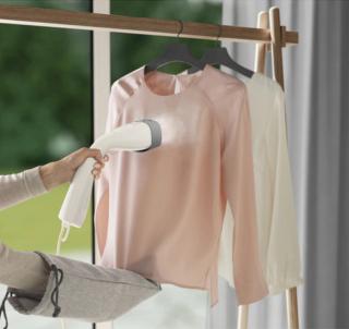 Lo stiratore verticale portatile Refine 700 di Electrolux consente di trattare i vestiti direttamente sulla gruccia. Si riscalda in 20 secondi, fornisce un flusso costante di vapore con una potenza di 1.600 watt che rimuove le pieghe e igienizza i capi perché elimina il 99,99% dei batteri. Il serbatoio è capiente 100 ml, ha cavo lungo 3 metri e è fornito con spazzola che agevola la pulizia anche dei tessuti più spessi e guanto che protegge la mano dal vapore caldo. Prezzo 89,99 euro. www.electrolux.it Lo stiratore verticale portatile Refine 700 di Electrolux consente di trattare i vestiti direttamente sulla gruccia. Si riscalda in 20 secondi, fornisce un flusso costante di vapore con una potenza di 1.600 watt che rimuove le pieghe e igienizza i capi perché elimina il 99,99% dei batteri. Il serbatoio è capiente 100 ml, ha cavo lungo 3 metri e è fornito con spazzola che agevola la pulizia anche dei tessuti più spessi e guanto che protegge la mano dal vapore caldo. Prezzo 89,99 euro. www.electrolux.it