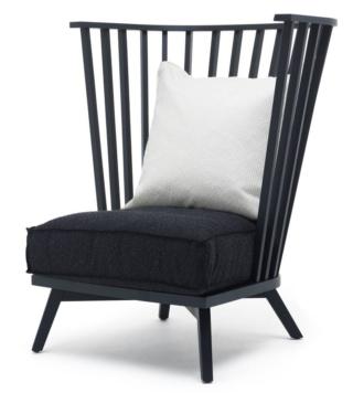 La poltrona bergère della collezione Gray di Gervasoni, design Paola Navone, ha una solida struttura, realizzata con maestria artigianale in rovere laccato grigio e caratterizzata dall'alto schienale, che avvolge il corpo, composto da listelli in legno. È personalizzabile in numerose altre finiture. www.gervasoni1882.it