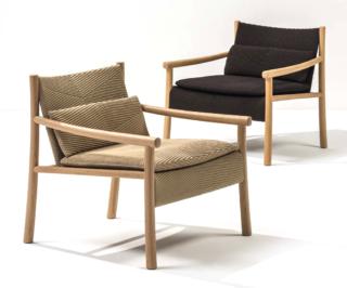 La poltrona Kata di Arper, design Altherr Désile Park, 2021, ha la struttura realizzata secondo la tradizione artigianale in pregiato legno massello, di rovere o di robinia, certificati FSC che sostiene la scocca in tessuto 3D delicatamente intrecciato. Il rivestimento in filati di poliestere post consumo, che si adatta perfettamente al fusto della seduta, è disponibile in due varianti: in maglia 3D knit con pattern grafico e micro imbottitura interna, nei toni naturali del lino, del grano o del carbone oppure in maglia 3D knit con motivo a righe nei colori acqua, grano e carbone adatta anche all'esterno. www.arper.com La poltrona Kata di Arper, design Altherr Désile Park, 2021, ha la struttura realizzata secondo la tradizione artigianale in pregiato legno massello, di rovere o di robinia, certificati FSC che sostiene la scocca in tessuto 3D delicatamente intrecciato. Il rivestimento in filati di poliestere post consumo, che si adatta perfettamente al fusto della seduta, è disponibile in due varianti: in maglia 3D knit con pattern grafico e micro imbottitura interna, nei toni naturali del lino, del grano o del carbone oppure in maglia 3D knit con motivo a righe nei colori acqua, grano e carbone adatta anche all'esterno. www.arper.com