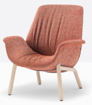 La poltrona Ila di Pedrali, design Patrick Jouin, è avvolgente e confortevole grazie alla sua forma avvolgente e alla scocca realizzata in poliuretano rigido e rivestita, nella parte interna a contatto con il corpo, in schiumato poliuretanico flessibile. È corredata di quattro gambe in massello di frassino. Misura L 81 x P 78 x H 90 cm. www.pedrali.it La poltrona Ila di Pedrali, design Patrick Jouin, è avvolgente e confortevole grazie alla sua forma avvolgente e alla scocca realizzata in poliuretano rigido e rivestita, nella parte interna a contatto con il corpo, in schiumato poliuretanico flessibile. È corredata di quattro gambe in massello di frassino. Misura L 81 x P 78 x H 90 cm. www.pedrali.it