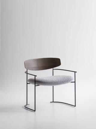 La poltrona Keel di Potocco, design Mario Ferrarini e Victor Vasilev, coniuga una struttura lineare in tondino di metallo verniciato goffrato antracite e lo schienale in massello di frassino con una lavorazione particolare che lo rende morbido e sinuoso. La seduta è imbottita in poliuretano espanso ignifugo e rivestita in tessuto.  È disponibile anche nella variante outdoor in massello di Iroko.  www.potocco.it La poltrona Keel di Potocco, design Mario Ferrarini e Victor Vasilev, coniuga una struttura lineare in tondino di metallo verniciato goffrato antracite e lo schienale in massello di frassino con una lavorazione particolare che lo rende morbido e sinuoso. La seduta è imbottita in poliuretano espanso ignifugo e rivestita in tessuto.  È disponibile anche nella variante outdoor in massello di Iroko.  www.potocco.it