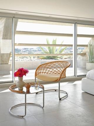 La poltroncina della collezione P47 di Midj, design Franco Poli, ha la struttura in acciaio cromato a cui è fissato lo schienale a rete realizzato in cuoio colorato, naturale ed elastico, applicato al telaio per mezzo di rivetti a vista. Il cuscino imbottito e rivestito in tessuto la rende confortevole. È disponibile il tavolino da caffè coordinato.  www.midj.com La poltroncina della collezione P47 di Midj, design Franco Poli, ha la struttura in acciaio cromato a cui è fissato lo schienale a rete realizzato in cuoio colorato, naturale ed elastico, applicato al telaio per mezzo di rivetti a vista. Il cuscino imbottito e rivestito in tessuto la rende confortevole. È disponibile il tavolino da caffè coordinato.  www.midj.com