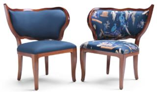 Le poltroncine Ciuffo di Fratelli Boffi sono costruite, con un'accurata lavorazione, in legno di mogano massello tinto e hanno lo schienale, modellato come una morbida onda, che rilegge in chiave ironica i modelli del passato ed è realizzato in versione destra e sinistra. Le gambe sono leggermente arcuate, la seduta e lo schienale sono imbottiti e rivestiti in tessuto jacquard. www.fratelliboffi.it Le poltroncine Ciuffo di Fratelli Boffi sono costruite, con un'accurata lavorazione, in legno di mogano massello tinto e hanno lo schienale, modellato come una morbida onda, che rilegge in chiave ironica i modelli del passato ed è realizzato in versione destra e sinistra. Le gambe sono leggermente arcuate, la seduta e lo schienale sono imbottiti e rivestiti in tessuto jacquard. www.fratelliboffi.it