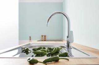 Il miscelatore monocomando per lavello BauEdge di Grohe a bocca alta, ha canale interno separato che garantisce che l’acqua erogata dal rubinetto sia esente da piombo e nickel. Ha raggio di rotazione a 360°. È alto 33 cm. Prezzo 153 euro. www.grohe.it