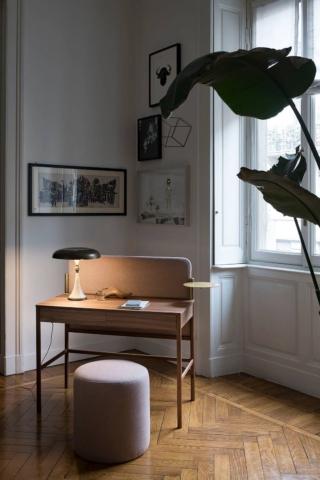 Lo scrittoio della collezione Flag di Bolzan Letti, design ruga.perissionotto, è dotato di un doppio cassetto che si integra perfettamente nella struttura in legno. È presente un fondale imbottito e rivestito in tessuto, sistemato tra due elementi cilindrici in ottone che possono accogliere il vassoio per aumentare la superficie di appoggio. Aggiungendo lo specchio, riposizionabile grazie alla prtaica clip in metallo, si trasforma in una toeletta. www.bolzanletti.it Lo scrittoio della collezione Flag di Bolzan Letti, design ruga.perissionotto, è dotato di un doppio cassetto che si integra perfettamente nella struttura in legno. È presente un fondale imbottito e rivestito in tessuto, sistemato tra due elementi cilindrici in ottone che possono accogliere il vassoio per aumentare la superficie di appoggio. Aggiungendo lo specchio, riposizionabile grazie alla prtaica clip in metallo, si trasforma in una toeletta. www.bolzanletti.it