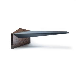 La scrivania Euclideo di I 4 Mariani, design Ferruccio Laviani, ha un aspetto scultoreo che la rende un pezzo funzionale e scenografico nello stesso tempo. È composta da due elementi, il solido contenitore laterale che funge da basamento e il piano di lavoro sospeso che sembra sfidare la legge di gravità. È disponibile in numerose essenze diverse, da quelle più tradizionali ai legni esotici. www.i4mariani.com La scrivania Euclideo di I 4 Mariani, design Ferruccio Laviani, ha un aspetto scultoreo che la rende un pezzo funzionale e scenografico nello stesso tempo. È composta da due elementi, il solido contenitore laterale che funge da basamento e il piano di lavoro sospeso che sembra sfidare la legge di gravità. È disponibile in numerose essenze diverse, da quelle più tradizionali ai legni esotici. www.i4mariani.com