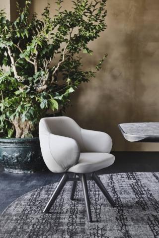 La sedia girevole Bombè di Cattelan Italia, design Paolo Cattelan, ha la struttura in acciaio verniciato goffrato graphite e i piedi in frassino laccato poro aperto nero o tinto noce Canaletto o ancora tinto rovere bruciato. La seduta e lo schienale, con una forma avvolgente, sono rivestiti in tessuto, synthetic nubuck, ecopelle o pelle. Misura L 48 x P 48 x H 81 cm. www.cattelanitalia.com