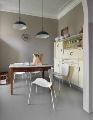 Leggera e impilabile Gloria di Slide è la sedia con la scocca, leggermente curvata, in polipropilene candido sorretta da un telaio in tubolare metallico verniciato a polvere bianco. È impreziosita da una raffinata texture in rilievo sulla superficie. Misura L  56 x P 54 x H 80 cm. Prezzo 219,60 euro. www.slidedesign.it Leggera e impilabile Gloria di Slide è la sedia con la scocca, leggermente curvata, in polipropilene candido sorretta da un telaio in tubolare metallico verniciato a polvere bianco. È impreziosita da una raffinata texture in rilievo sulla superficie. Misura L  56 x P 54 x H 80 cm. Prezzo 219,60 euro. www.slidedesign.it