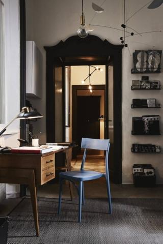 Polipropilene azzurro opaco per la sedia Milano 2015 PP di Colico in vendita su Sediarreda: ha una linea che ricorda i modelli del passato, ma è resistente e può essere sistemata anche in giardino perché resistente agli agenti atmosferici. È impilabile sino a sei pezzi.  Misura L 47 x P 53 x H 83 cm. Prezzo 113 euro.  www.sediarreda.com Polipropilene azzurro opaco per la sedia Milano 2015 PP di Colico in vendita su Sediarreda: ha una linea che ricorda i modelli del passato, ma è resistente e può essere sistemata anche in giardino perché resistente agli agenti atmosferici. È impilabile sino a sei pezzi.  Misura L 47 x P 53 x H 83 cm. Prezzo 113 euro.  www.sediarreda.com