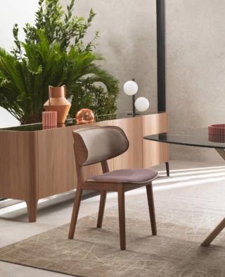 La seduta Gisele di Riflessi ha una forma morbida e accogliente, è ampia e comoda. É realizzata, unendo stile e funzionalità, con materiali pregiati e cura artigianale. La struttura è in legno con le sue calde venature, l'ampio schienale e la seduta sono rivestiti in pelle e in tessuto. www.riflessi.it La seduta Gisele di Riflessi ha una forma morbida e accogliente, è ampia e comoda. É realizzata, unendo stile e funzionalità, con materiali pregiati e cura artigianale. La struttura è in legno con le sue calde venature, l'ampio schienale e la seduta sono rivestiti in pelle e in tessuto. www.riflessi.it