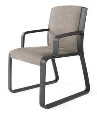 La sedia Wynwood di Gianfranco Ferré Home è caratterizzata da una linea essenziale e raffinata, sottolineata dalla struttura in massello di faggio tinto Smokey Grey sagomato a sezione variabile con curve irregolari e perni a scomparsa. Lo schienale e la seduta sono imbottiti in poliuretano espanso e dacron e rivestiti in morbida pelle Nabuk Sand. Misura L 53 x P 58 x H 82 cm.  www.jumbogroup.it