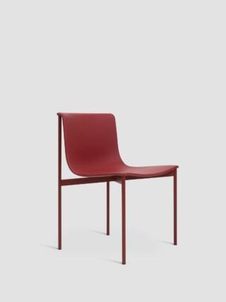 La sedia Ombra di Lema, design Piero Lissoni, è caratterizzata da una linea essenziale e vigorosa che mette in risalto la struttura metallica verniciata rossa e la scocca realizzata in pregiata pelle nello stesso colore. La scocca è costituita da un foglio stampato in polipropilene rigido ed è disponibile anche con rivestimento in cuoio nero o, leggermente imbottita, con rivestimento in pelle. www.lemamobili.com