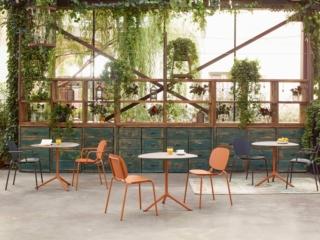 La scocca in lamiera zincata e il telaio sottile  in acciaio tubolare di Si-Si di SCAB permettono di usarla anche all'esterno. È impilabile e può essere scelta fra sei varianti di colore.  Misura L 50 x P 55 x H 80 cm. Prezzo a partire da 190 euro. www.scabdesign.com La scocca in lamiera zincata e il telaio sottile  in acciaio tubolare di Si-Si di SCAB permettono di usarla anche all'esterno. È impilabile e può essere scelta fra sei varianti di colore.  Misura L 50 x P 55 x H 80 cm. Prezzo a partire da 190 euro. www.scabdesign.com