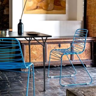 Una solida struttura in tondino di acciaio trattato cataforesi e verniciato poliestere azzurro per la seduta Flux di Magis che è adatta anche all'esterno. È impilabile ed è disponibile anche rossa, gialla e grigia. Misura L 54,5 x P 51 x H 78 cm. Prezzo 311 euro. www.magisdesign.com Una solida struttura in tondino di acciaio trattato cataforesi e verniciato poliestere azzurro per la seduta Flux di Magis che è adatta anche all'esterno. È impilabile ed è disponibile anche rossa, gialla e grigia. Misura L 54,5 x P 51 x H 78 cm. Prezzo 311 euro. www.magisdesign.com