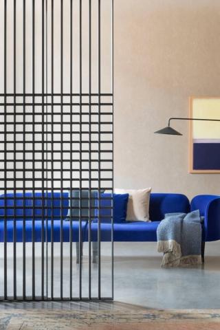 Il sistema divisorio Koan Plus di Lualdi, design Kokaistudios, coniuga capacità sartoriale e tecnologia dando vita ad un elemento funzionale e decorativo nello stesso tempo, in grado di separare gli ambienti senza creare una barriera. È composto da pannelli fissi e scorrevoli in legno, vetro e alluminio, con una linea ispirata ai mobili cinesi.  www.lualdi.com Il sistema divisorio Koan Plus di Lualdi, design Kokaistudios, coniuga capacità sartoriale e tecnologia dando vita ad un elemento funzionale e decorativo nello stesso tempo, in grado di separare gli ambienti senza creare una barriera. È composto da pannelli fissi e scorrevoli in legno, vetro e alluminio, con una linea ispirata ai mobili cinesi.  www.lualdi.com