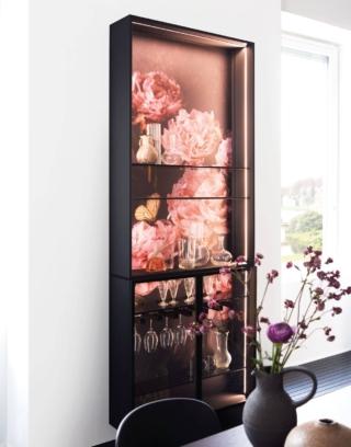 Il sistema Dressup Art Collection di Cesar, design Garcia Cumini, è composto da elementi sospesi (con una profondità di soli 22 cm) caratterizzati dal  pannello dello schienale decorato da still life, prevalentemente floreali e di sapore elegantemente vintage, della fotografa veneziana Zaira Zarotti. I profili dei moduli sono realizzati in alluminio millerighe nero, champagne e bronzo e possono ospitare l'illuminazione a Led o la diffusione sonora; sono disponibili anche ante a telaio opzionali.  www.cesar.it Il sistema Dressup Art Collection di Cesar, design Garcia Cumini, è composto da elementi sospesi (con una profondità di soli 22 cm) caratterizzati dal  pannello dello schienale decorato da still life, prevalentemente floreali e di sapore elegantemente vintage, della fotografa veneziana Zaira Zarotti. I profili dei moduli sono realizzati in alluminio millerighe nero, champagne e bronzo e possono ospitare l'illuminazione a Led o la diffusione sonora; sono disponibili anche ante a telaio opzionali.  www.cesar.it