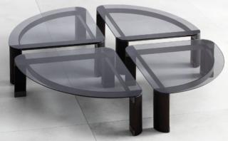 I tavolini bassi Quartetto di Flou, design Ilania Viscardi, hanno la forma di un petalo di quadrifoglio e possono essere accostati per formare un grande modello rotondo. Il piano in vetro bronzato, fumé o trasparente poggia su una base in massello di frassino, con finitura tinto caffè o tinto nero, priva di viti a vista. Misura L 90,2 x P 90,2 x H 36 cm. www.flou.it I tavolini bassi Quartetto di Flou, design Ilania Viscardi, hanno la forma di un petalo di quadrifoglio e possono essere accostati per formare un grande modello rotondo. Il piano in vetro bronzato, fumé o trasparente poggia su una base in massello di frassino, con finitura tinto caffè o tinto nero, priva di viti a vista. Misura L 90,2 x P 90,2 x H 36 cm. www.flou.it