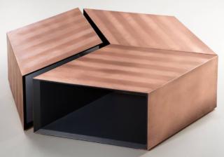 Il tavolino contenitore a base romboidale Alpha di De Castelli, design Martinelli Venezia, ha la superficie in rame naturale lavorato con la tecnica DeErosion che dà vita ad un pattern a righe diagonali con un effetto grafico. È modulare, infatti, grazie alla sua forma semplice, può essere abbinato ad altri elementi uguali, traslati o ruotati, per dare vita a configurazioni sempre diverse. www.decastelli.com Il tavolino contenitore a base romboidale Alpha di De Castelli, design Martinelli Venezia, ha la superficie in rame naturale lavorato con la tecnica DeErosion che dà vita ad un pattern a righe diagonali con un effetto grafico. È modulare, infatti, grazie alla sua forma semplice, può essere abbinato ad altri elementi uguali, traslati o ruotati, per dare vita a configurazioni sempre diverse. www.decastelli.com