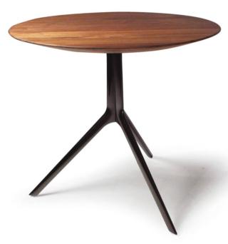 Il tavolino da salotto Robin di Verzelloni è completamente realizzato in legno massello con finitura noce. Il piano rotondo con i bordi smussati poggia sulla base a treppiede inmetallo laccato nero che lo rende stabile e leggero. www.verzelloni.it Il tavolino da salotto Robin di Verzelloni è completamente realizzato in legno massello con finitura noce. Il piano rotondo con i bordi smussati poggia sulla base a treppiede inmetallo laccato nero che lo rende stabile e leggero. www.verzelloni.it