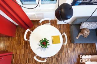 zona pranzo tavolo rotondo bianco vista dall'alto, monolocale zona pranzo tavolo rotondo bianco vista dall'alto, monolocale