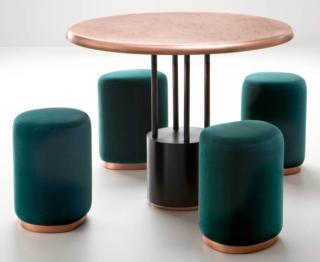 Il tavolo da gioco Burraco di De Castelli, design Zanellato/Bortotto, ha il piano tondo realizzato in rame naturale che garantisce proprietà antibatteriche; sono presenti quattro piccoli vassoi di servizio che possono essere estratti dal sottopiano per appoggiare le proprie carte o un bicchiere. La superficie è caratterizzata dalla finitura DeErosion. È corredato di quattro sgabelli con base in rame e seduta imbottita rivestita in morbido velluto verde. www.decastelli.com Il tavolo da gioco Burraco di De Castelli, design Zanellato/Bortotto, ha il piano tondo realizzato in rame naturale che garantisce proprietà antibatteriche; sono presenti quattro piccoli vassoi di servizio che possono essere estratti dal sottopiano per appoggiare le proprie carte o un bicchiere. La superficie è caratterizzata dalla finitura DeErosion. È corredato di quattro sgabelli con base in rame e seduta imbottita rivestita in morbido velluto verde. www.decastelli.com