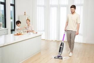 Tra le caratteristiche tecniche principali di HW8 e HW8 Pro, invece, vale la pena di menzionare innanzitutto la potenza di aspirazione del motore, che nella versione Pro arriva a ben 15000 kpa, e l’autonomia, che può arrivare fino a 35 minuti garantendo quindi di poter lavare comodamente anche le superfici più estese. Inoltre, la batteria removibile permette di poter avere sempre una batteria di scorta per raddoppiare il tempo a propria disposizione.
Il sistema di erogazione dell’acqua, poi, contrariamente a quanto avviene nella maggior parte della lavapavimenti, è affidato ad un erogatore comandabile durante l’uso, che permette un controllo preciso della quantità d’acqua da utilizzare a seconda delle necessità. Il sistema a doppio serbatoio, inoltre, mantiene separata l’acqua pulita da quella sporca, garantendo di lavare il pavimento con acqua sempre pulita. Tra le caratteristiche tecniche principali di HW8 e HW8 Pro, invece, vale la pena di menzionare innanzitutto la potenza di aspirazione del motore, che nella versione Pro arriva a ben 15000 kpa, e l’autonomia, che può arrivare fino a 35 minuti garantendo quindi di poter lavare comodamente anche le superfici più estese. Inoltre, la batteria removibile permette di poter avere sempre una batteria di scorta per raddoppiare il tempo a propria disposizione.
Il sistema di erogazione dell’acqua, poi, contrariamente a quanto avviene nella maggior parte della lavapavimenti, è affidato ad un erogatore comandabile durante l’uso, che permette un controllo preciso della quantità d’acqua da utilizzare a seconda delle necessità. Il sistema a doppio serbatoio, inoltre, mantiene separata l’acqua pulita da quella sporca, garantendo di lavare il pavimento con acqua sempre pulita.