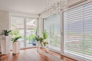 FIN Window Step line 77 di Finstral ha anta semicomplanare con telaio e anta disposti a gradino sul lato esterno, a rendere la finestra di design tradizionale. Il profilo è in pvc, colorato in massa, senza pellicole adesive, oppure è nei decori effetto legno, marrone con venature. Il vetro è incollato al profilo dell’anta, a renderlo molto stabile. Con doppio vetro ha trasmittanza termica Uw 1,2 W/m²K, triplo 0,80 W/m²K. www.finstral.it FIN Window Step line 77 di Finstral ha anta semicomplanare con telaio e anta disposti a gradino sul lato esterno, a rendere la finestra di design tradizionale. Il profilo è in pvc, colorato in massa, senza pellicole adesive, oppure è nei decori effetto legno, marrone con venature. Il vetro è incollato al profilo dell’anta, a renderlo molto stabile. Con doppio vetro ha trasmittanza termica Uw 1,2 W/m²K, triplo 0,80 W/m²K. www.finstral.it