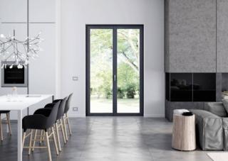 Prolux Evolution di Oknoplast ha un profilo ridotto che permette di avere una vetrocamera più ampia, aumentando la luminosità, ideale per le ristrutturazioni. Le linee sono squadrate, con fermavetri a 90°, a creare una cornice lineare. Il sistema brevettato di rinforzi in acciaio per anta e telaio consente di realizzare anche finestre di grandi dimensioni. Ha guarnizioni a memoria di forma, trasmittanza termica Uw fino 0,8 W/m²K e isolamento acustico fino a 45 dB. Diverse le finiture opache, metallizzate e a effetto legno. www.oknoplast.it Prolux Evolution di Oknoplast ha un profilo ridotto che permette di avere una vetrocamera più ampia, aumentando la luminosità, ideale per le ristrutturazioni. Le linee sono squadrate, con fermavetri a 90°, a creare una cornice lineare. Il sistema brevettato di rinforzi in acciaio per anta e telaio consente di realizzare anche finestre di grandi dimensioni. Ha guarnizioni a memoria di forma, trasmittanza termica Uw fino 0,8 W/m²K e isolamento acustico fino a 45 dB. Diverse le finiture opache, metallizzate e a effetto legno. www.oknoplast.it