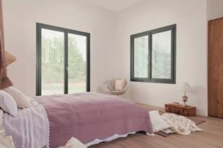 Il profilo in pvc Neferia di Rehau è a 5 o 6 camere con spessore 70 mm, che permette ampio passaggio della luce, anche grazie al nodo centrale di 10 cm. Il rinforzo in fibra di vetro assicura stabilità e leggerezza alla struttura, essendo priva di acciaio. Grazie alle triple guarnizioni e al triplo vetro ha trasmittanza termica Uw fino a 0,77 W/m²K e isolamento acustico fino a 46 dB. www.rehau.com/it-it Il profilo in pvc Neferia di Rehau è a 5 o 6 camere con spessore 70 mm, che permette ampio passaggio della luce, anche grazie al nodo centrale di 10 cm. Il rinforzo in fibra di vetro assicura stabilità e leggerezza alla struttura, essendo priva di acciaio. Grazie alle triple guarnizioni e al triplo vetro ha trasmittanza termica Uw fino a 0,77 W/m²K e isolamento acustico fino a 46 dB. www.rehau.com/it-it