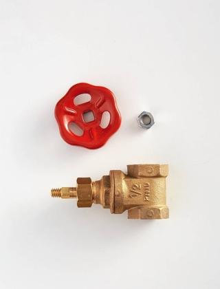 Se si utilizzano manopole a valvola nuove, è necessario svitarle dal supporto con l’aiuto di una chiave inglese in misura del bullone presente. Se invece si hanno a disposizione quelle vintage, pulirle con un panno in cotone e un prodotto sgrassante; asciugarle e, a piacere, dipingerle con una velatura di colore spray; meglio se in contrasto con la tonalità dell’asse in legno.