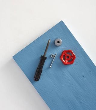 Disporre la rondella di metallo o plastica (per fare spessore) sul foro, appoggiarvi sopra la manopola seguita dal mini bullone e dalla vite. Avvitare con cura, posizionando il tutto con ordine, preferendo viti in misura che non oltrepassino la superficie posteriore dell’asse. Per rendere più funzionale l'appendiabiti, aumentare la distanza della manopola dal supporto sovrapponendo due rondelle.